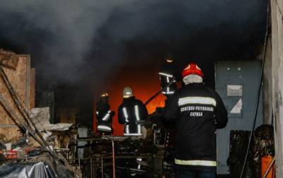 На воинском складе в Тернопольской области тушат пожар