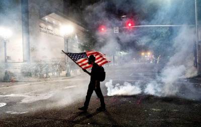 В Портленде против Байдена прошел митинг: активисты напали на полицию (ВИДЕО)