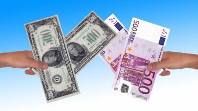 Центробанк РФ обновил официальные курсы доллара и евро