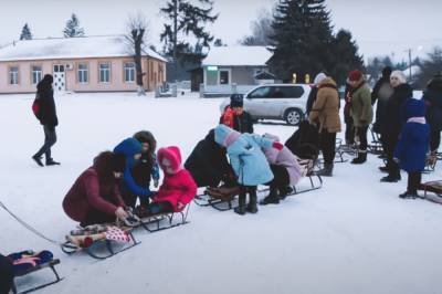 В Хмельницкой области создали рекордный "поезд" из санок. Видео