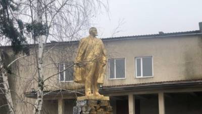 В Одесской области снесли памятник Ленину
