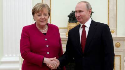 Путин и Меркель обсудили производство вакцины "Спутник V"