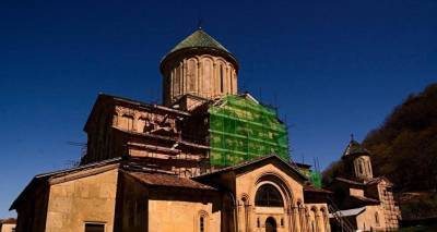 Перекрытие временной крыши западной части храма в Гелати завершено