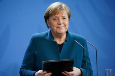 Меркель предложила поддержку в одобрении вакцины "Спутник V" в Европе