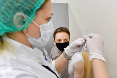 Более 220 тысяч москвичей сделали прививку от коронавируса