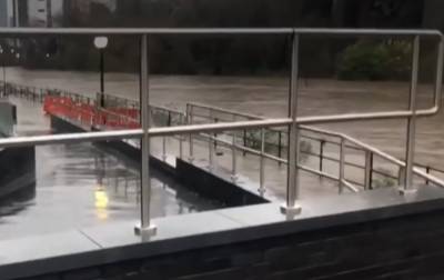 В Великобритании бушует шторм Кристоф: эвакуировали тысячи людей – видео последствий непогоды