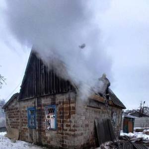 В Днепровском районе Запорожья загорелся жилой дом. Фото