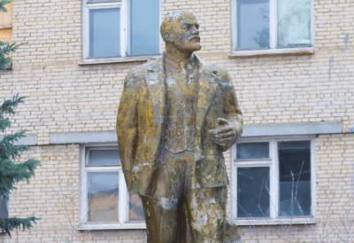 Остался еще один: На Одесчине снесли "позолоченный" памятник Ленину