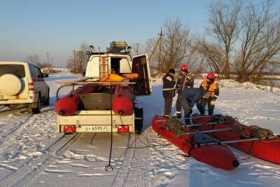 В районе Белореченска спасли лебедей, застрявших во льду