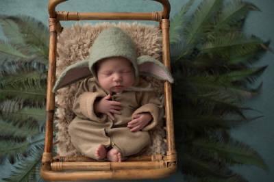 Новорожденные в костюмах Шерлока Холмса и Йоды: фотограф делает трогательные снимки младенцев