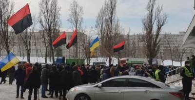 Киев колотит: толпа людей ворвалась в Офис противодействия рейдерству