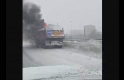 На юго-востоке Москвы загорелся грузовой автомобиль