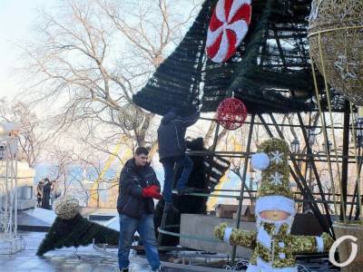 В Одессе прощаются с новогодним убранством и демонтируют елки (фото)