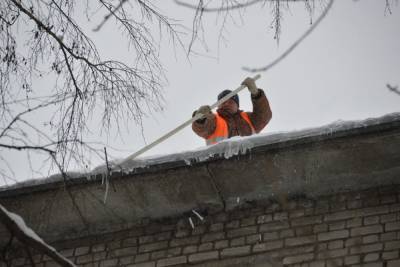 Крыши Твери чистят от снега и сосулек