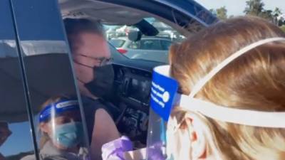 Шварценеггер привился от коронавируса прямо в машине и попал на видео