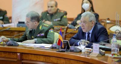 Министры обороны Армении и России обсудили Карабах