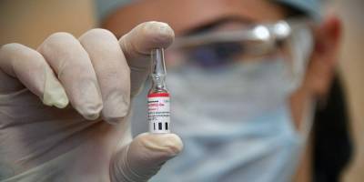 Вирусолог: прививка от COVID-19 надёжно защитит от пневмонии