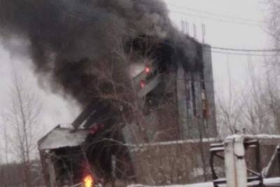 Заброшенный бетонный завод горит в Тверской области
