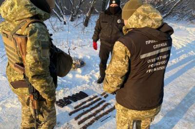 На Донетчине пограничники обнаружили в снегу пакет с боеприпасами