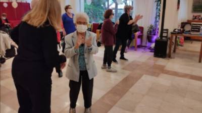Привились, танцуя: видео из дома престарелых в Нетании облетело весь мир