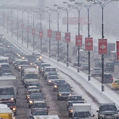 Москва встала в сильных пробках из-за очередного снегопада