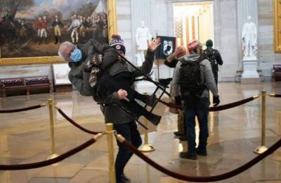 Курьез дня: фото Берни Сандерса в варежках стало главным мемом инаугурации Байдена