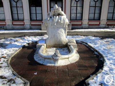 Одесское новшество: рядом со скульптурами появились таблички с мудрыми мыслями (фото)