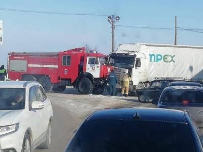 В Ростовской области столкнулись автомобиль ДПС, пожарная машина и фура