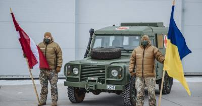Латвия передала ВСУ партию медицинских автомобилей с усиленной защитой (фото)