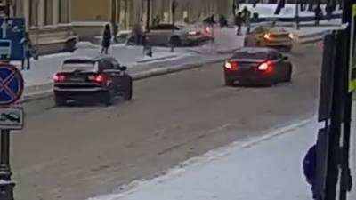 Машина сбила пешехода на тротуаре в центре Москвы и врезалась в стену. Видео