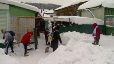 В Пензе волонтеры расчистили от снега дорожку к дому пенсионерки