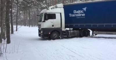ВИДЕО. В лесу Харку грузовик с литовскими номерами испортил лыжню — проехал по ней 1,7 км и застрял