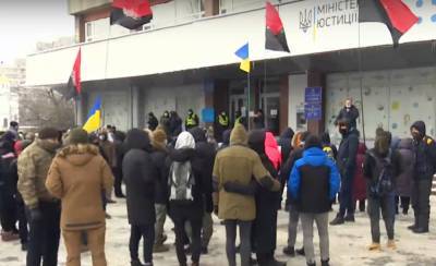 СМИ: Активисты требуют у Минюста остановить рейдерский захват рынка “Столичный” соратником Януковича