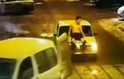 Петербургский блогер прокатился полуголым на капоте автомобиля за 500 рублей