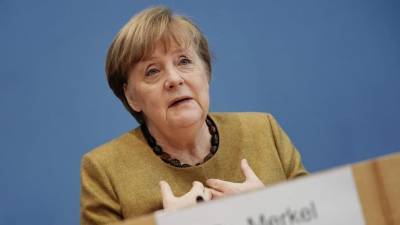 Канцлер вышла к журналистам: «Фрау Меркель, вы не хотите извиниться перед немцами?»