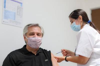 Президент Аргентины получил первый компонент вакцины "Спутник V"