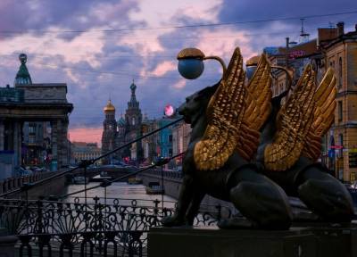 Зачем класть монетку грифону в Питере: места в России, где исполняются желания