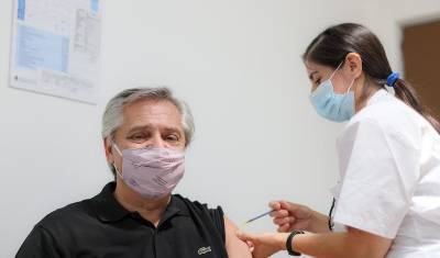Президент Аргентины сделал прививку российской вакциной от коронавируса
