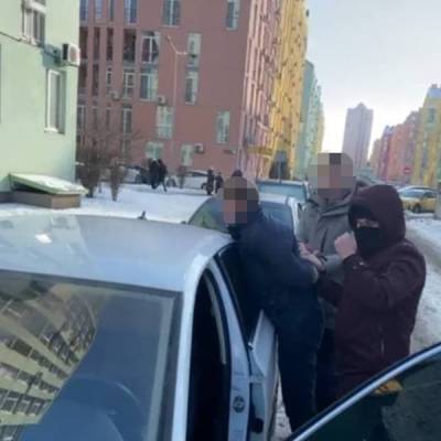 В Киеве на взятке поймали двух чиновников исполнительной службы