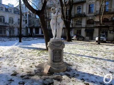 Одесская скульптура «Эрот и Психея»: надписи очистили, табличку разбили (фото)
