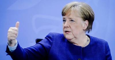 Вакцину "Спутник V" хотят одобрить в ЕС: Меркель предложила помощь Германии