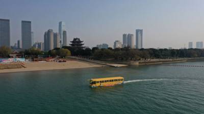 В Китае появился уникальный автобус-амфибия: мощные фото