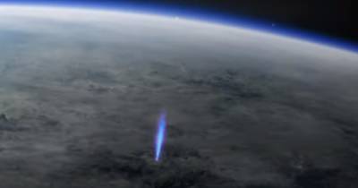 Камеры на борту МКС сняли "эльфов" и "синие струи" над поверхностью Земли (видео)