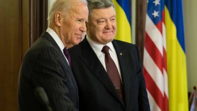 Украинский депутат: прошлые контакты с Порошенко играют против Байдена