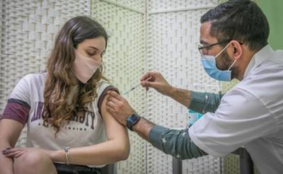 Минздрав рекомендовал срочную вакцинацию израильтян в возрасте от 16 до 18 лет