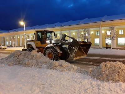 Последствия ночного снегопада в Петербурге устраняли 1030 единиц техники
