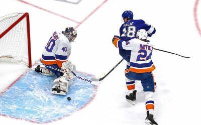 Варламов занял восьмое место по продолжительности сухой серии на старте НХЛ