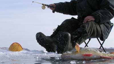 Любителям зимней рыбалки рассказали о правилах поведения на льду