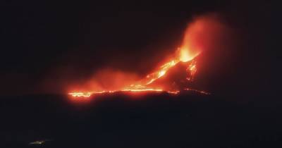 В Италии проснулась Этна: зрелищное извержение вулкана появилось на видео