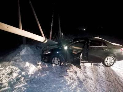 В Кузбассе пьяный водитель Toyota снёс бетонный столб